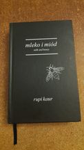 Rupi Kaur Mleko i miód. Wydanie dwujęzyczne.
Twarda okładka.