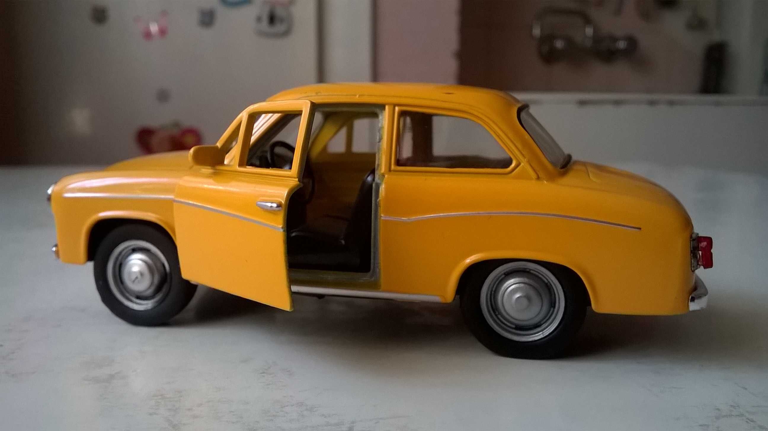 SYRENA 105 - model wersja sedan; skala 1:43; model metalowo-plastikowy