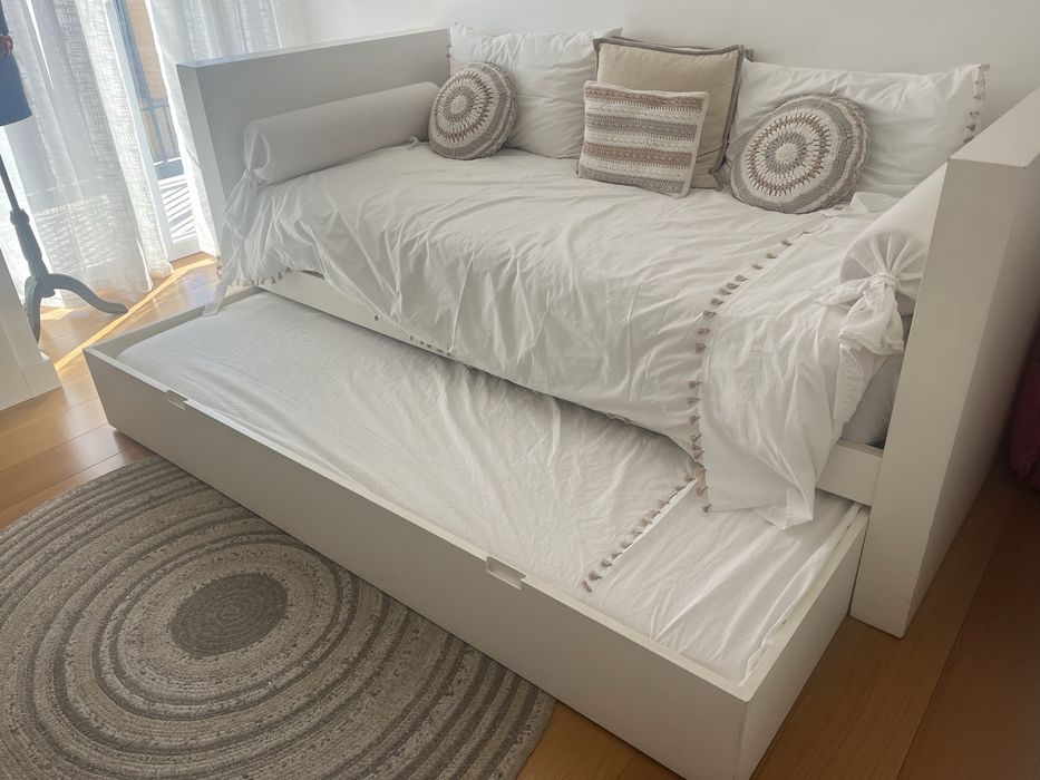 Cama de solteiro com outra por baixo