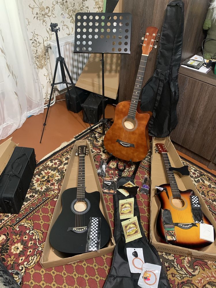 Гітара акустична чорна та коричнева  нові. 2500 гривень.струни, чохол