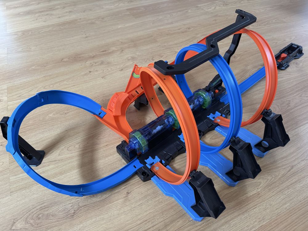 Hot Wheels Corkscrew Crash Track Set, Motorized Track with 3 Corkscrew