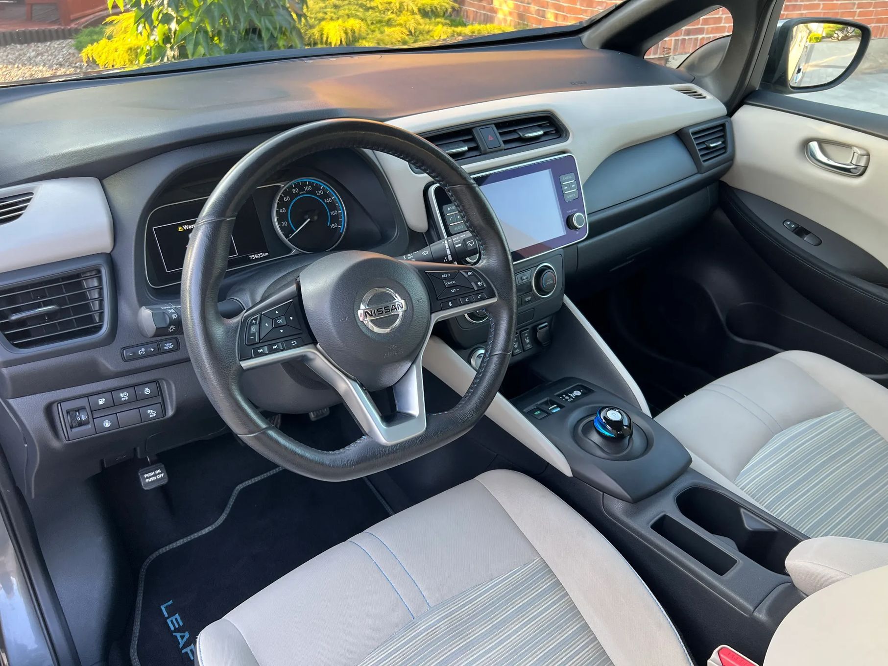 Nissan Leaf 40KWH Acenta, Jasne wnętrze