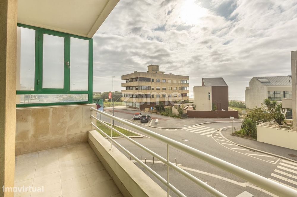 Apartamento T3 com vista mar, para arrendamento em Lavra