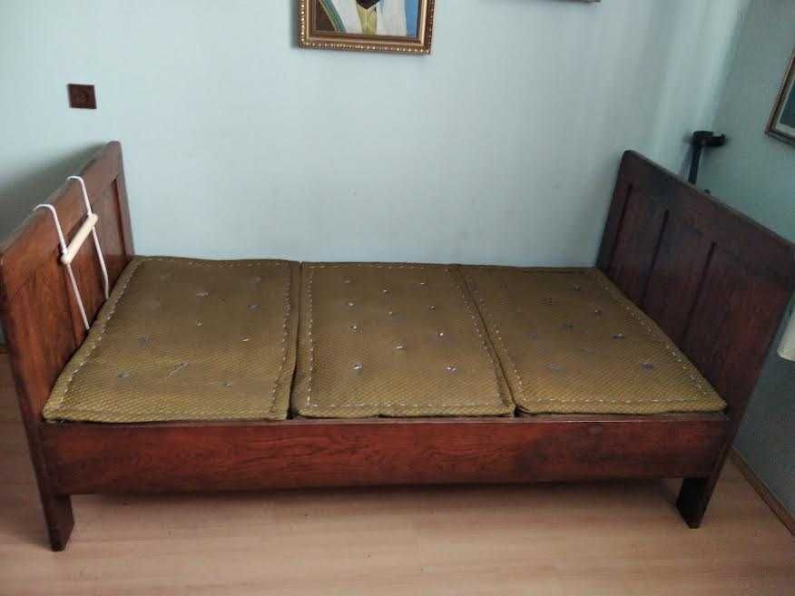 Łóżko drewniane z materacem