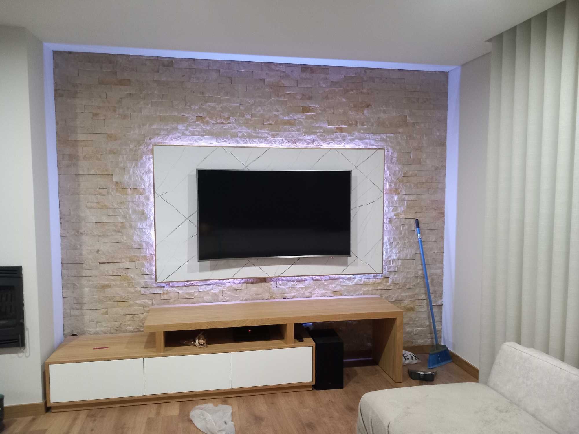 Paineis de tv com varios modelos de acabamento