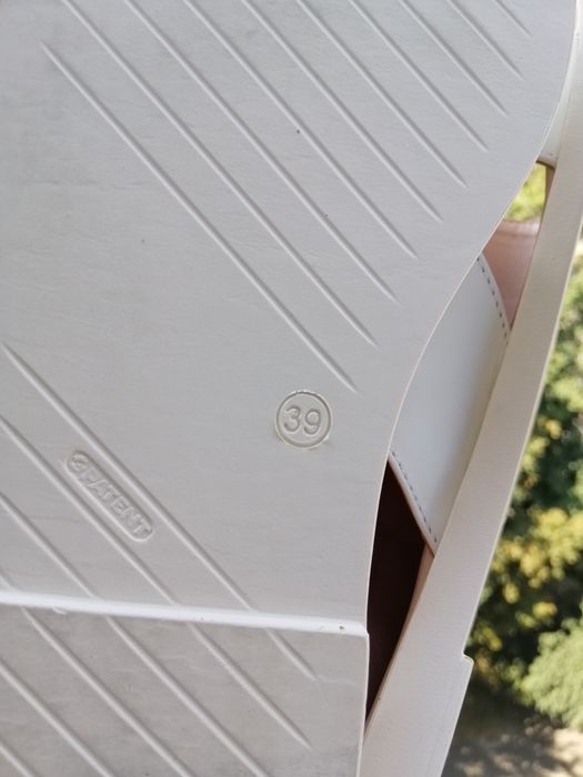 Жіночі шльопанці білі