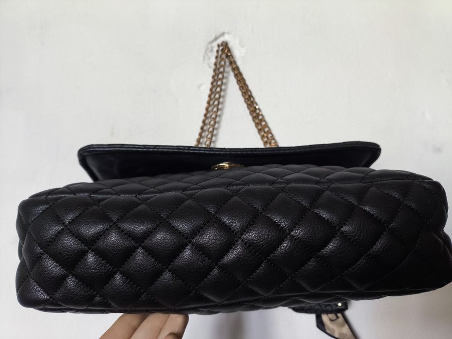 Дуже гарна вмістима сумочка в стилі Шанель шкіряна прошиті з ланцюжком