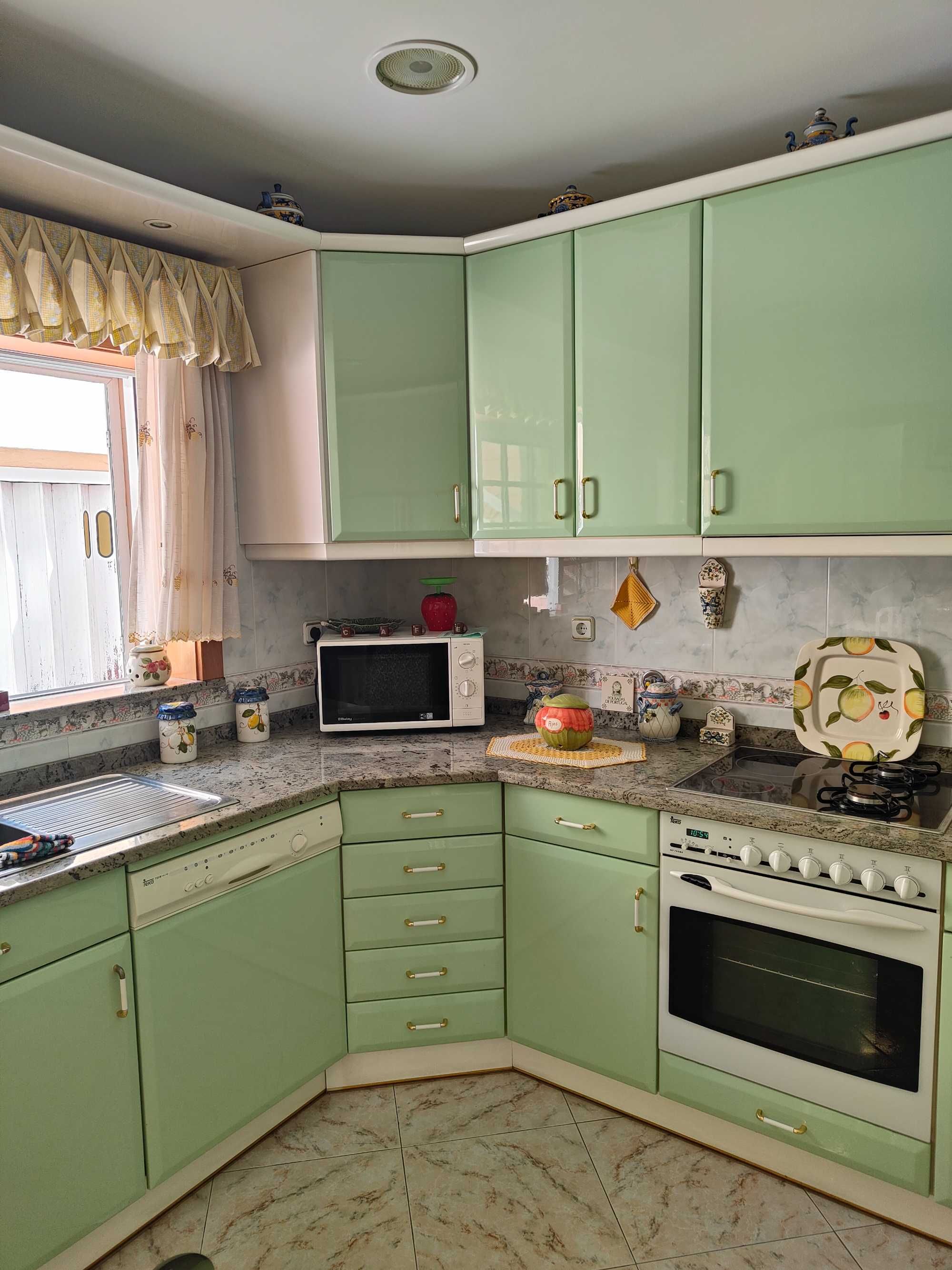 Cozinha como nova com ou sem placa e forno.