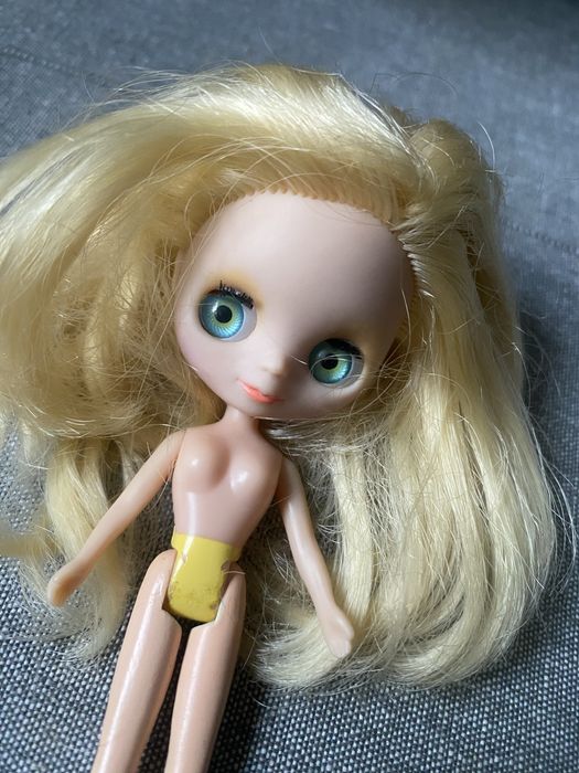 Laleczka mini blythe blond Hasbro