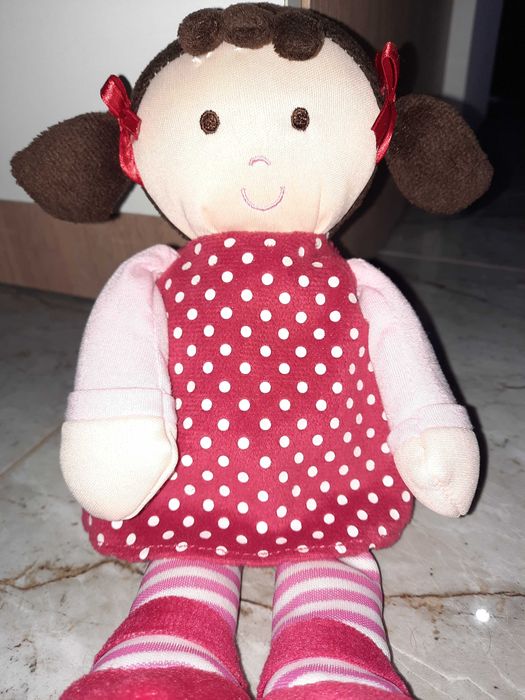 Lalka w czerwonej sukience z białymi kropeczkami