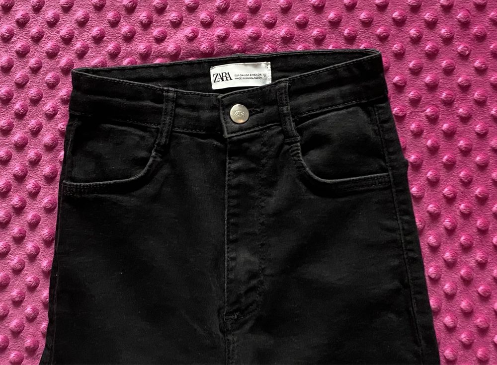 Spodnie dżinsowe Zara. 34. Czarne Jeansy.