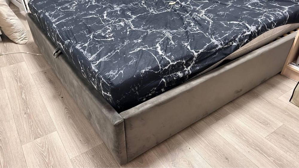 Кровать с подьемным механизмом. 200-160