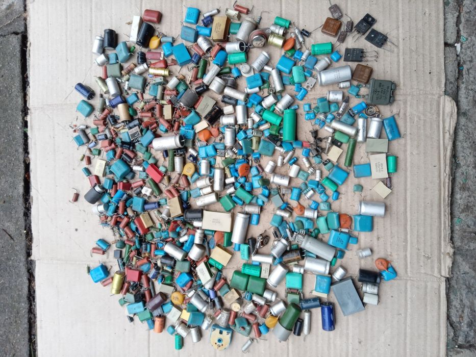 Зрізка з плат радіодеталі