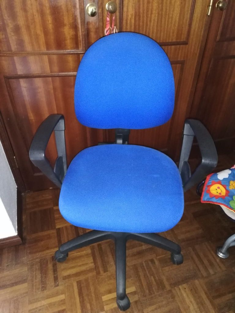 Secretária e cadeira