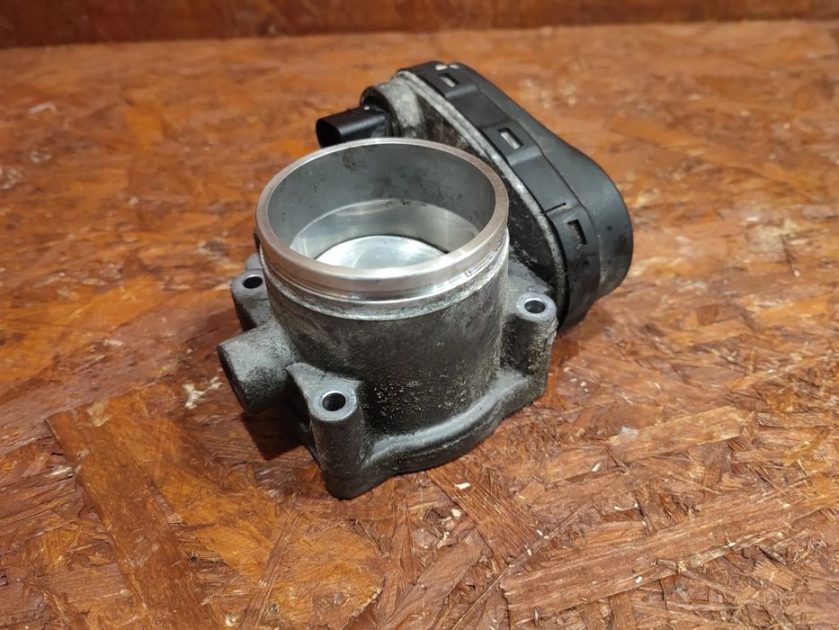 BMW E39 / E46 / E60 / E83 / E85 / Z3 ORYGINALNA PRZEPUSTNICA SILNKA / PRZEPUSTNICA POWIETRZA DO SILNIKÓW GAMY M54 ( M54B22 / M54B25 ) 170KM / 192KM O NR. 13 54 7 502 444 OEM SPRAWNA W 100%