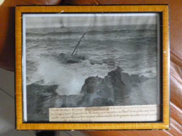 Fotografia quadro com historia sobre naufrágio no Cabo Raso, 1954