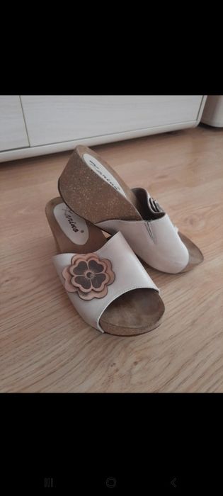 Klapki na korkowej koturnie 39 Karino