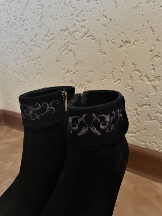 Ботінки замшеві 37 р