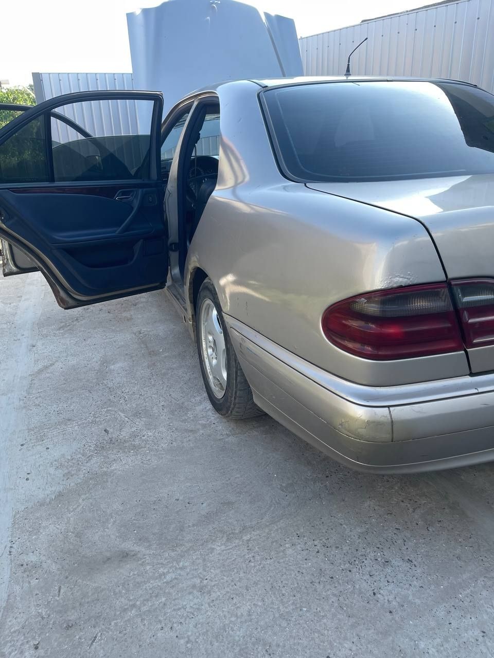 Продам Мерседес w 210 по запчастям. Есть все запчасти.