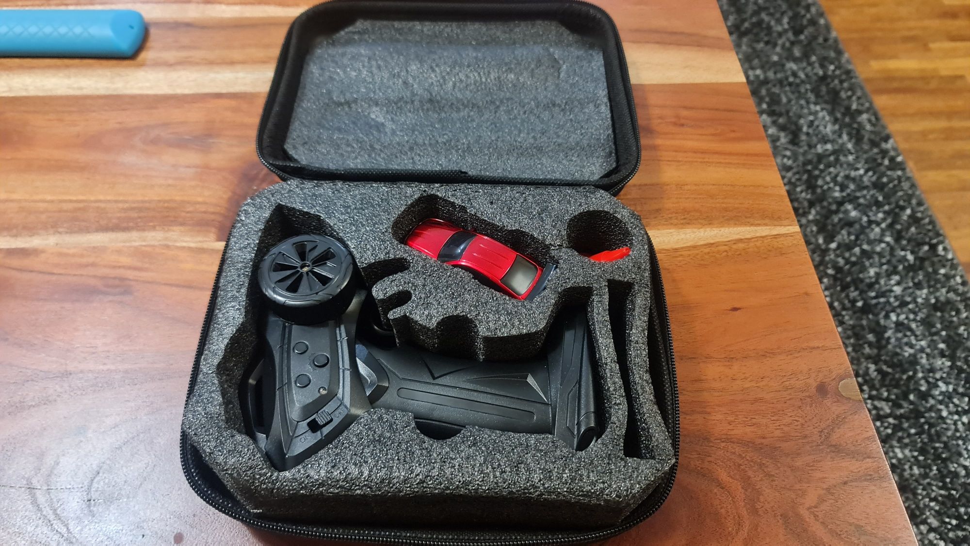Samochód zdalnie sterowany Drifter w skali 1:64 z etui i pachołkami