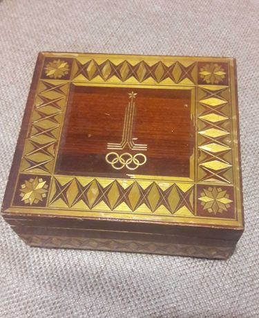 винтажная деревянная шкатулка с олимпийской символикой