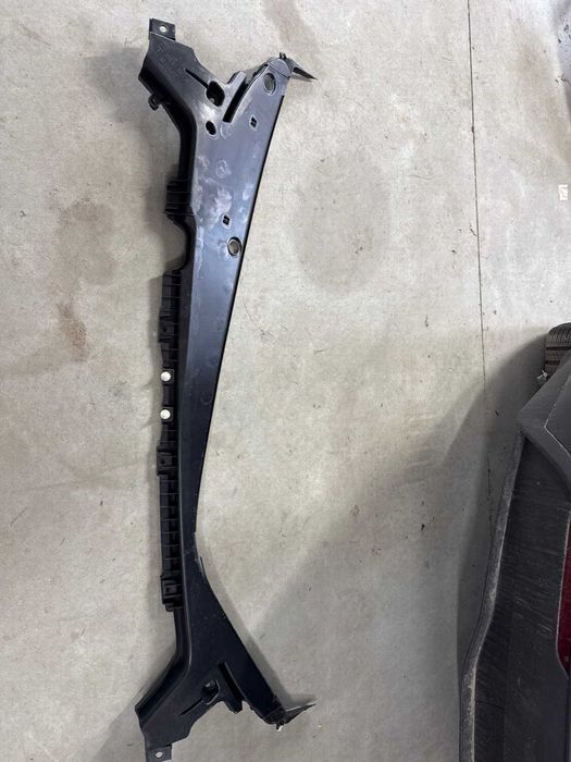 Жаба-підшибя Tesla Model Y