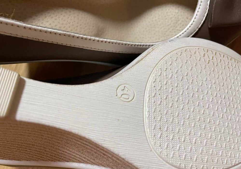 новые женские красивые туфли на танкетке