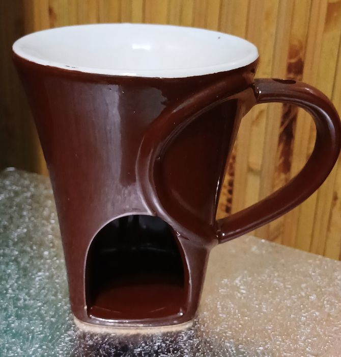 Керамическая кружка с вырезом в нижней части