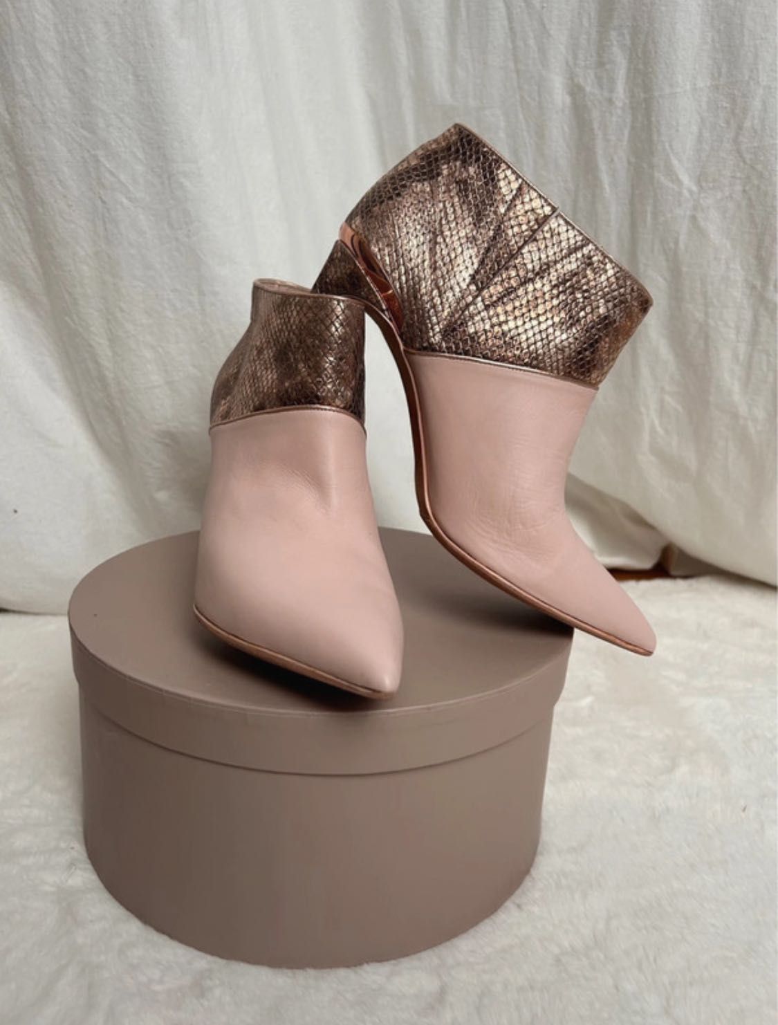 botki na szpilce pudrowy róż skóra naturalna Ted Baker London 37