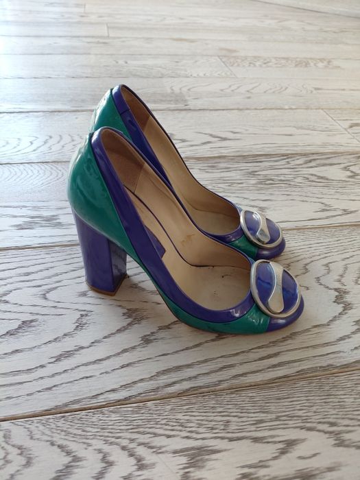 Вживані туфлі, кольорові