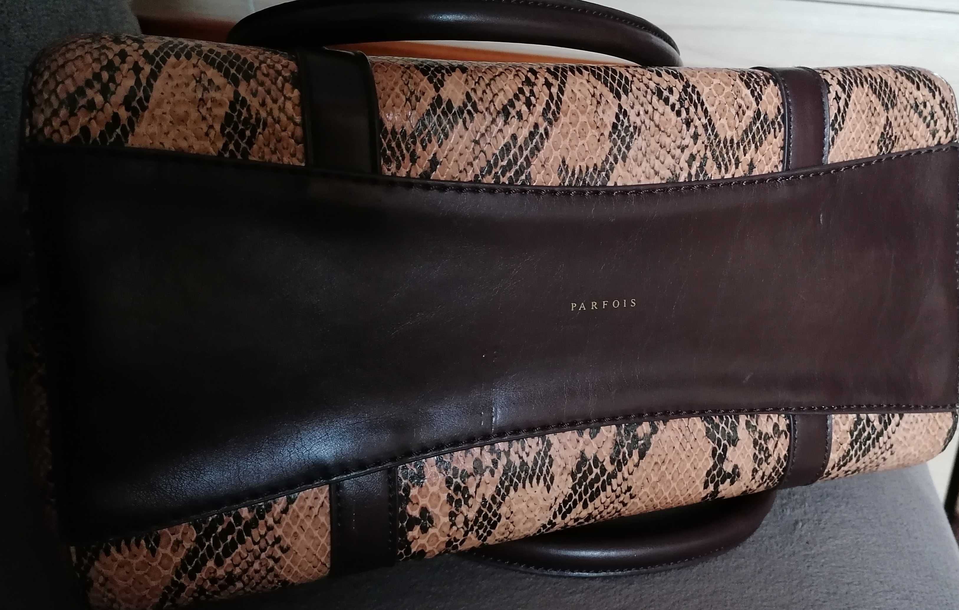 Cudna torebka kuferek wężowy firmy Parfois