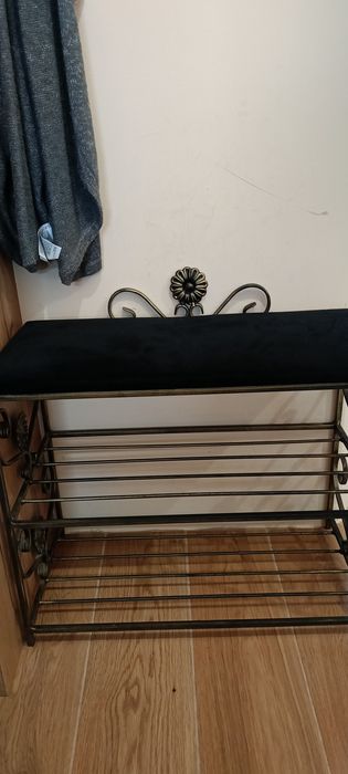 Półka na buty z siedziskiem i wieszak.