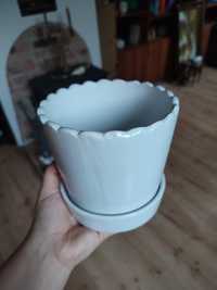 Biała doniczka ceramiczna