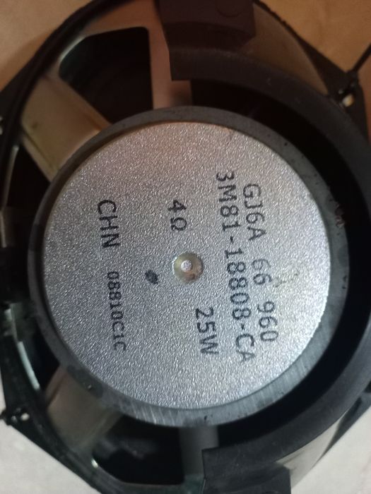 Quatro colunas de automóvel