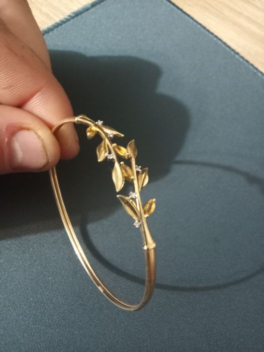 Złota bronsoletka z diamentami