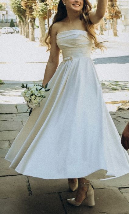 Сукня атласна біла