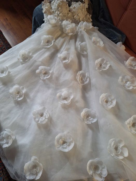 Весільна пишна а-силуетСукня з 3-д квітами. Айворі. . Сучасна Класика.