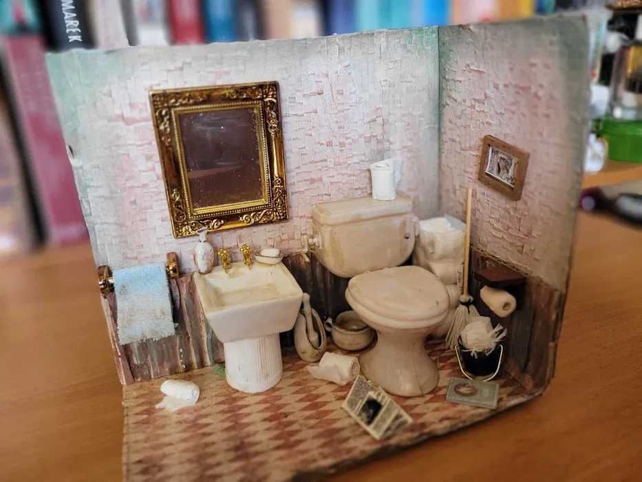 Miniaturowa łazienka w realistycznym stylu – dekoracja handmade