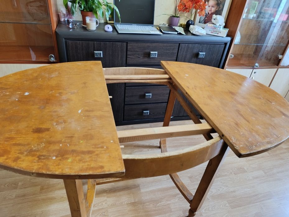 Овальний дерев'яний стіл