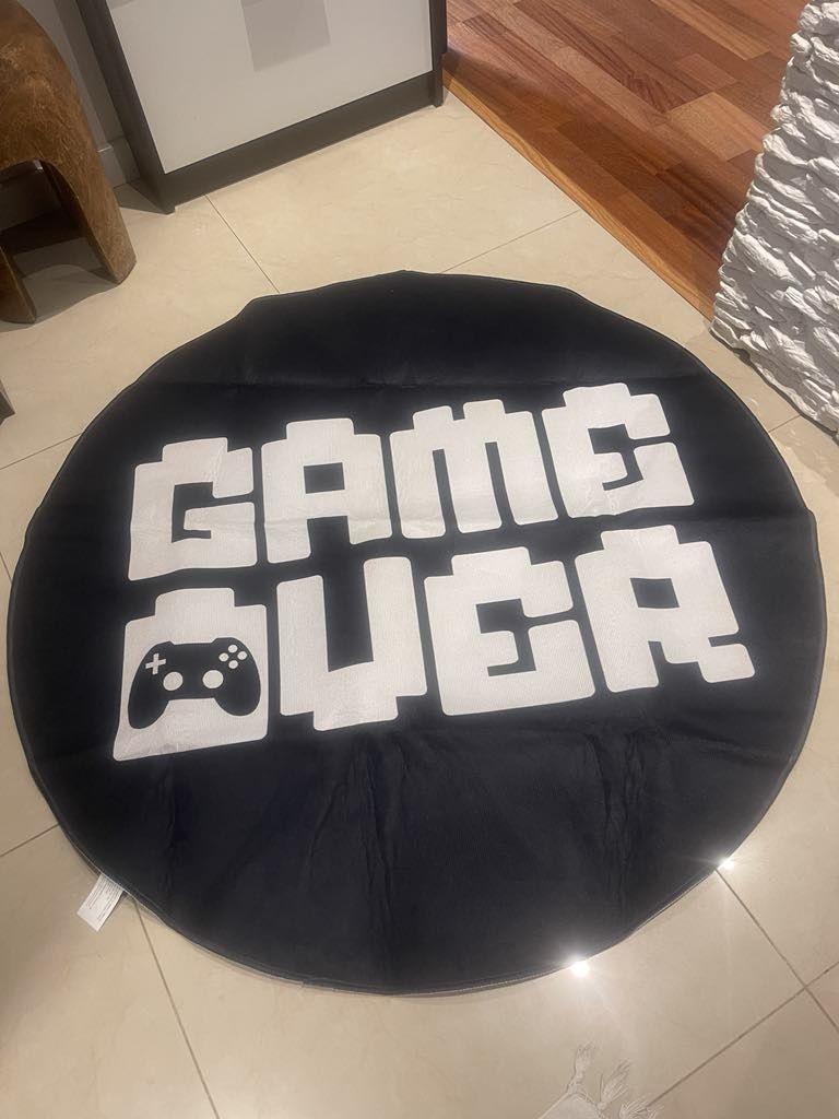 Okrągły dywanik gamingowy ochraniacz pod fotel gamingowy.