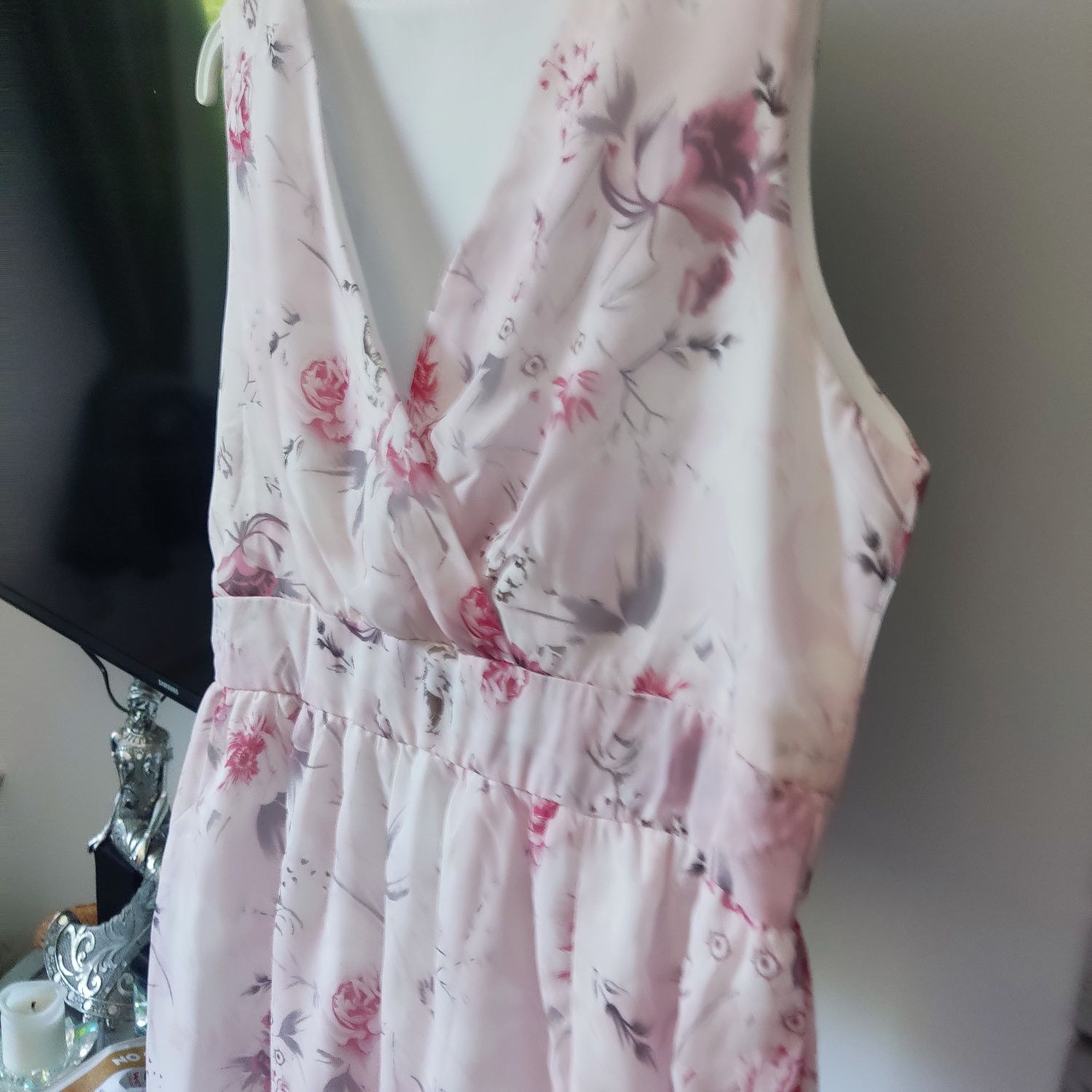 Sukienka szyfonowa maxi długa zwiewna jasnoróżowa w kwiaty elegancka