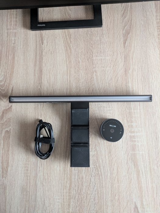 Lampka nad monitor biurkowa z panelem sterującym