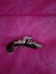 Pistola . . .                      .