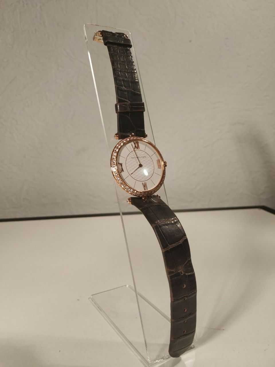 Швейцарские женские часы Van Cleef & Arpels Pierre  VCARO3GL00