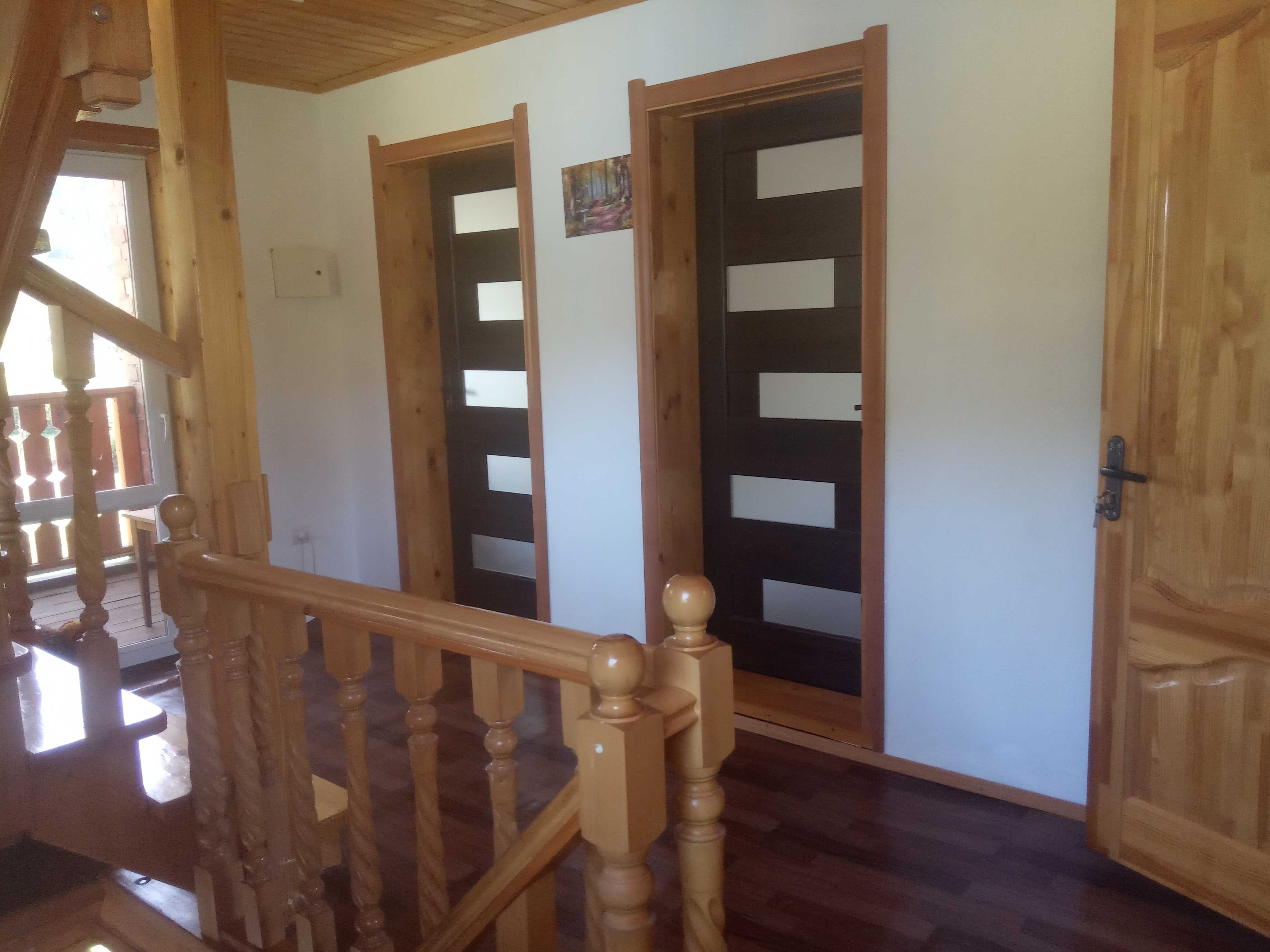 Здається котедж або кімнати .В Карпатах на березі р.Прут м.Яремча