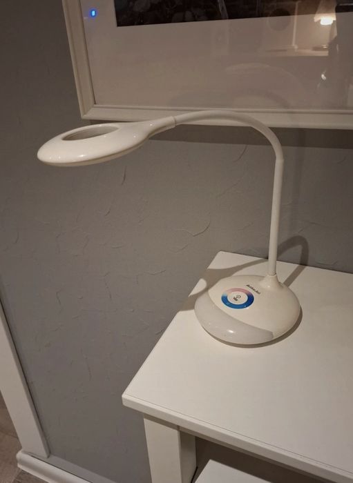 Lampka bezprzewodowa na biurko biała