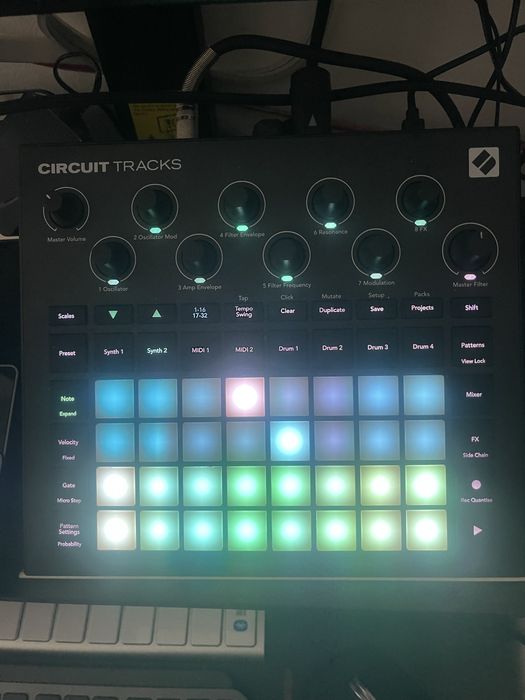 Novation Circuit Tracks GrooveBox e sintetizador como novo