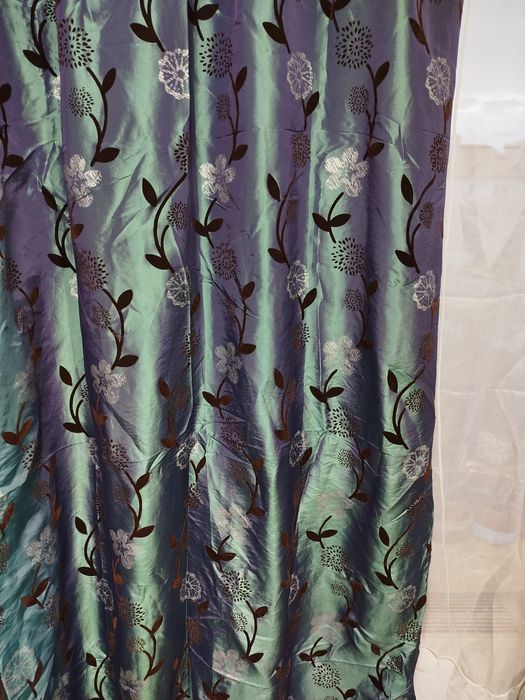 Штора с люверсами и лентой для крючков.