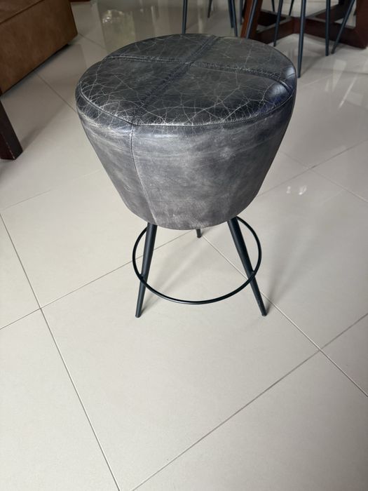 Czarny taboret 3 nogi, styl loftowy