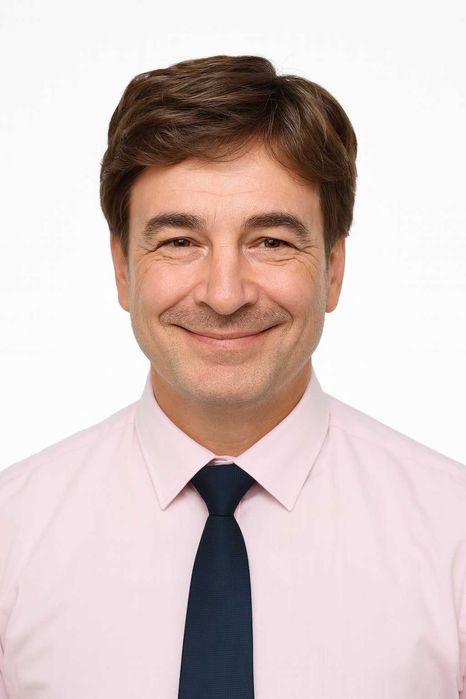 Krótka męska peruka  AleX jasny brąz -Nessaja salon peruk Kraków